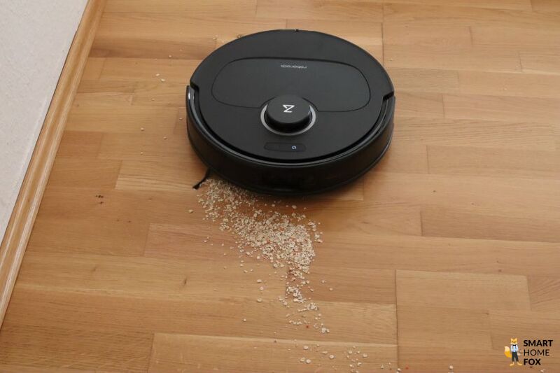 Roborock QRevo entfernt Haferflocken vom Parkett
